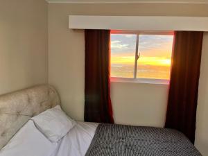 Un pat sau paturi într-o cameră la Prell condominium