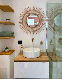 ein Bad mit einem Waschbecken und einem Spiegel in der Unterkunft Suite vue mer in Sainte-Maxime