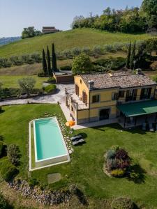 eine Luftansicht eines Hauses mit Pool in der Unterkunft Villa Fortuna Belvedere in Montegranaro