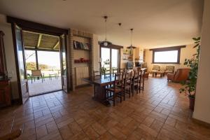 eine Küche und ein Wohnzimmer mit einem Tisch und Stühlen in der Unterkunft Villa Fortuna Belvedere in Montegranaro