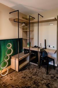um escritório com uma secretária e uma cadeira num quarto em Business Hotel Conference Center & Spa em Târgu-Mureş