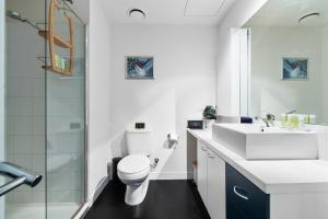 ein Bad mit einem WC, einem Waschbecken und einer Dusche in der Unterkunft Port Melbourne Dog Beach Stays in Melbourne