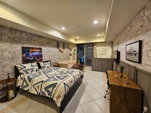 um quarto com uma cama grande num quarto em Local Super Host Experience , Stylish Private Rooms in a Shared apartment em Dubai