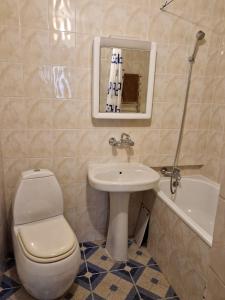 ein Badezimmer mit einem WC, einem Waschbecken und einer Badewanne in der Unterkunft Nautilus in Odessa