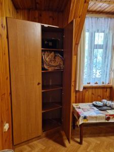 ein Bücherregal in einem Zimmer mit einem Tisch in der Unterkunft Nautilus in Odessa