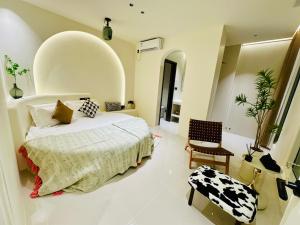 una camera con un grande letto e una sedia di Pingtan Tannanwan Hailanju Guesthouse a Pingtan