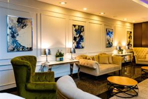 特爾古穆列什的住宿－商務酒店會議中心&Spa，带沙发椅和桌子的客厅