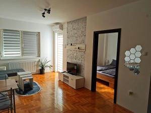 een woonkamer met een bed en een spiegel bij LIMA in Subotica