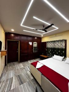 1 dormitorio con cama y techo en The Padmavathi Guest House - Vizag, en Visakhapatnam