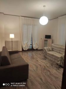 - un salon avec un canapé et un lit dans l'établissement Ampio appartamento fino a 9 ospiti, à Porto San Giorgio