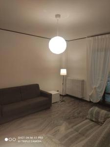 - un salon avec un canapé et une lampe dans l'établissement Ampio appartamento fino a 9 ospiti, à Porto San Giorgio
