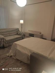 - un salon avec deux lits et un canapé dans l'établissement Ampio appartamento fino a 9 ospiti, à Porto San Giorgio