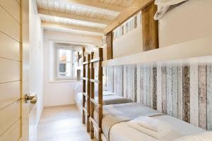 Krevet ili kreveti na sprat u jedinici u okviru objekta Luderna - Apartamento Val de Ruda A24 de Ribereta