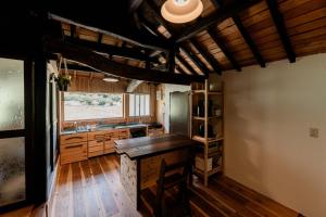 cocina con suelo de madera y encimera en Casa de Mano - Vacation STAY 21638v, en Mihara