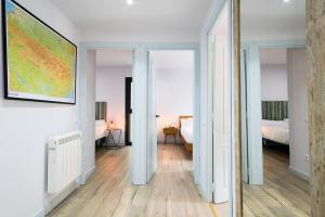 a room with a hallway with two beds and a mirror at LUDERNA - Apartamento Espiargo in Garós
