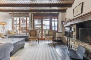 sala de estar con chimenea y sofá en Luderna - Casa con terraza Unhola, en Bagergue