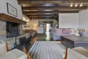 sala de estar con sofá y chimenea en Luderna - Casa con terraza Unhola, en Bagergue