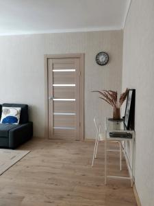 sala de estar con escritorio, ordenador y sofá en The good stay, en Šiauliai