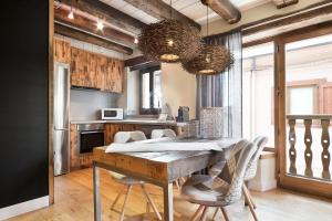 a dining room with a large wooden table and chairs at LUDERNA - Apartamento Pin Roi in Salardú