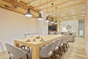 uma sala de jantar com mesa e cadeiras em Luderna - Apartamento Val de Ruda E4 de Marimanha em Baqueira-Beret
