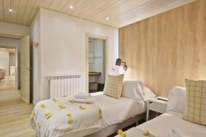 um quarto de hotel com uma cama e um sofá em Luderna - Apartamento Val de Ruda E4 de Marimanha em Baqueira-Beret