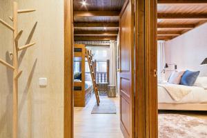 a room with a bed and a bedroom with a ladder at Luderna - Apartamento Val de Ruda A34 de Comica in Baqueira-Beret