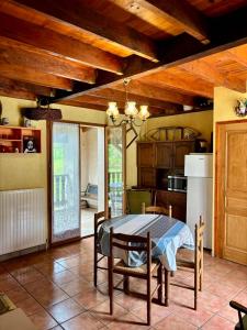 cocina con mesa y sillas en una habitación en Gite en duplex 4 personnes, Vallée de la Jordanne, Cantal, en Lascelle