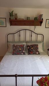 ein Bett mit zwei Kissen darauf in einem Schlafzimmer in der Unterkunft Pia's Home in pieno centro storico in Palermo