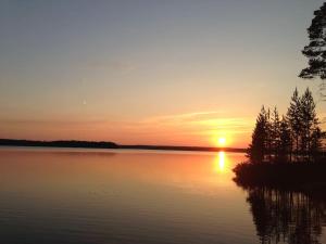 Huvilan lähellä sijaitseva luonnonmaisema