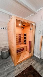- un grand sauna en bois dans une pièce dans l'établissement The Tsitsikamma Pyramid, à Stormsrivier
