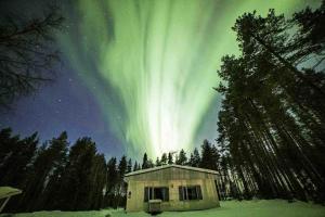 Huvilan lähellä sijaitseva luonnonmaisema