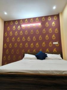 Postel nebo postele na pokoji v ubytování Krishna ji paying guest house