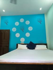 瓦拉納西的住宿－Krishna paying guest house，一间卧室设有蓝色的墙壁和一张床