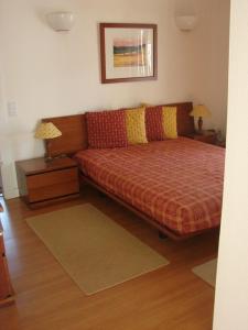 En eller flere senge i et værelse på Villapinheiros + 16 billeder