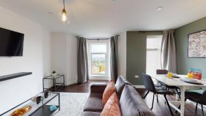 un soggiorno con divano e tavolo di Stylish Studio Apartment with Peloton a Newport