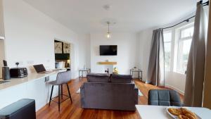 uma sala de estar com um sofá e uma mesa em Studio Apartment with 65" Smart TV em Newport