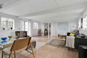 sala de estar con sofá y mesa en Cozy And Functional House By The Baltic Sea, en Stege