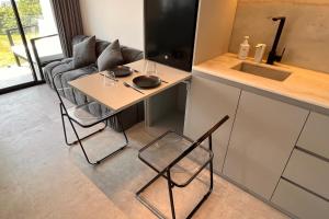 Η κουζίνα ή μικρή κουζίνα στο Modern Waveside Apartment No.3 +8 φωτογραφίες