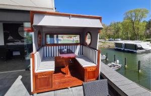 萨加尔德Hausboot Relax的一艘小船坐在水面上的码头上