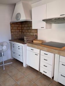 une cuisine avec des placards blancs et un comptoir dans l'établissement Studio martigues, à Martigues