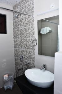 Shogi的住宿－Taarab View，浴室设有白色水槽和镜子