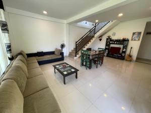 Posezení v ubytování Curly Hostel Negombo