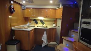 eine kleine Küche mit einer Spüle und einem Herd in der Unterkunft Karma boat cruises in Lagos