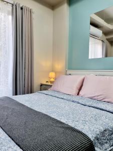 una camera con un letto con una parete blu di Staycation @ Crosswinds Tagaytay a Tagaytay