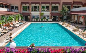 Bazén v ubytování DG HOTELS ROSE RESORT nebo v jeho okolí