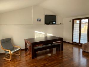 a room with a desk and a chair and a television at Casa Giorgio in Fano