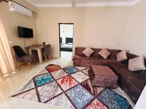 sala de estar con sofá y mesa en Safaga house sea view, en Hurghada