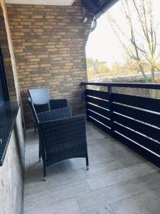 2 stoelen en een tafel op een balkon bij Montihaus Gäste & Monteurzimmer in Dormagen