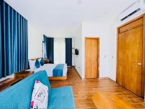 富國的住宿－Sao Beach Bungalow，酒店客房,配有床和蓝色的沙发