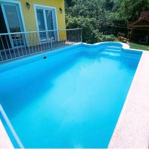 Gambar di galeri bagi Yellow house di Novi Sad